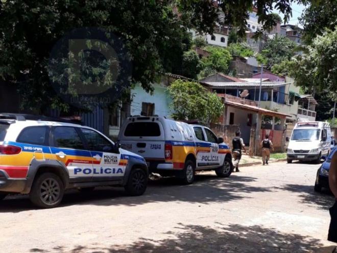 Dupla tentou matar jovem de 25 anos, que estava sentado em calçado junto à namorada, no bairro Esperança 