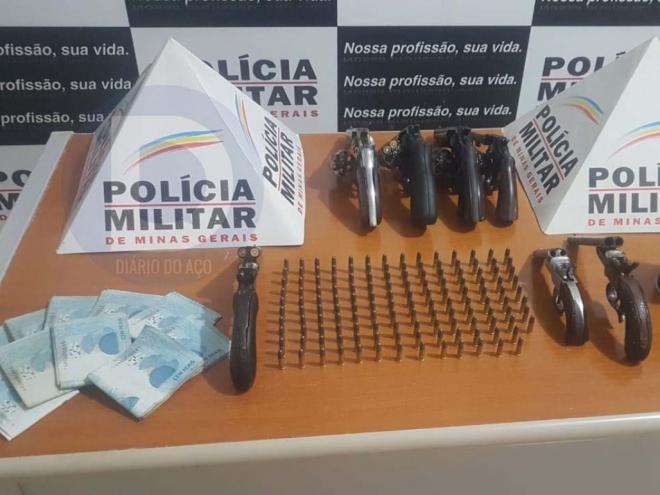 Entre as armas estão dois revólveres com numeração raspada, o que agrava a pena por posse ilegal de arma de fogo 