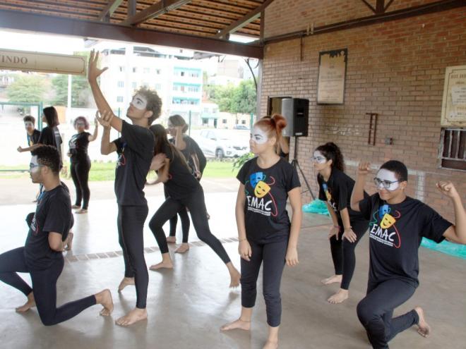 As inscrições são abertas a todos que pretendam conhecer e se aprofundar no mundo das artes cênicas 