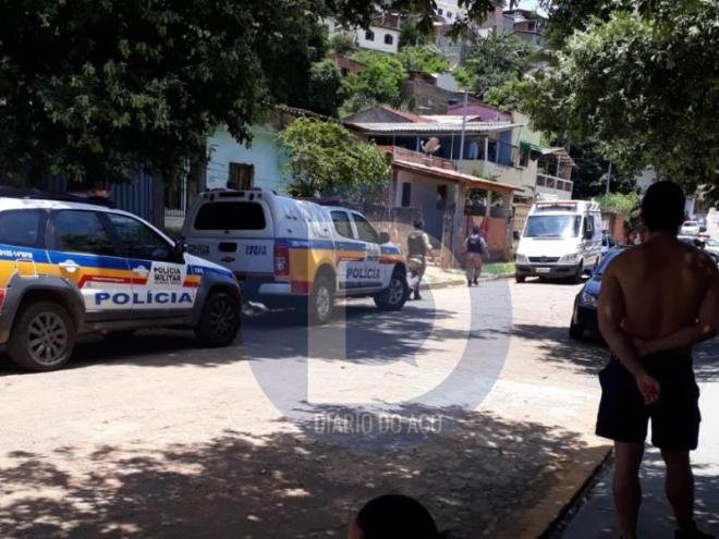 Os policiais no local do atentado ocorrido no início da tarde da última quinta-feira