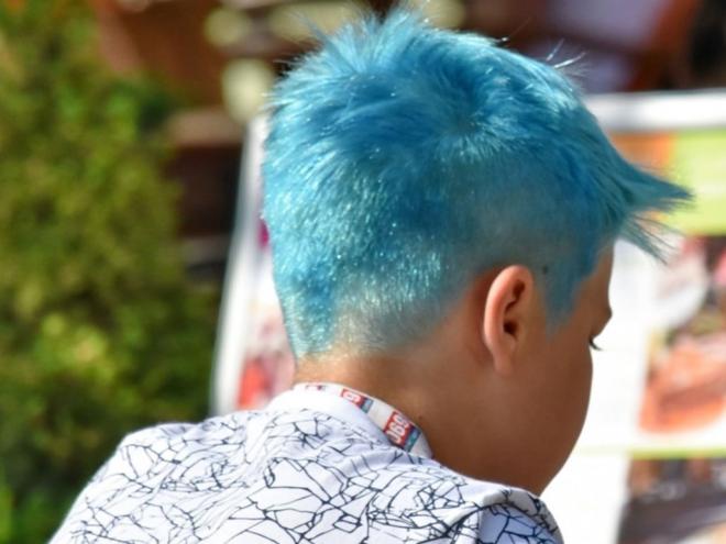 O cabelo pintado de azul foi motivo para discriminação de garoto em time de vôlei