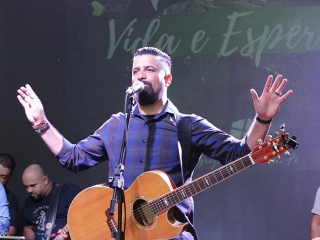 Nascido no Brasília, Gladson GP iniciou a carreira em uma banda