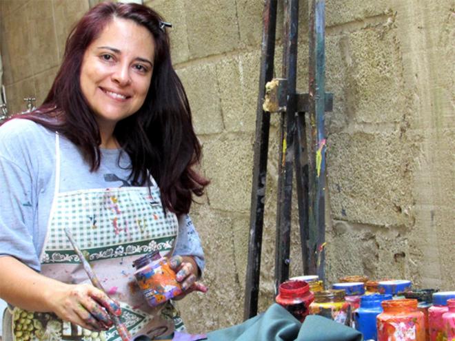 Andreia Donadon se destaca como escritora e artista plástica