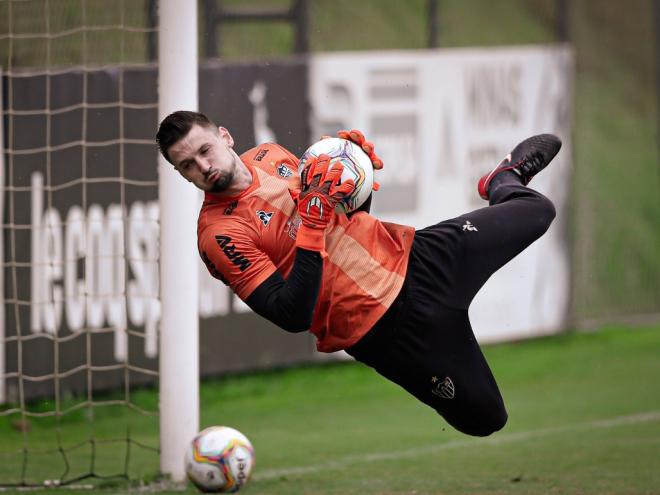 Com Cleiton servindo à seleção olímpica e Victor fazendo trabalhos musculares, Michael deve ser o goleiro titular