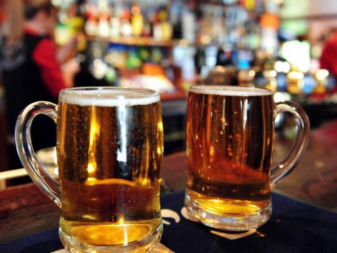 O dietilenoglicol estava presente em cervejas produzidas pela cervejaria mineira Backer e consumidas por essas pessoas