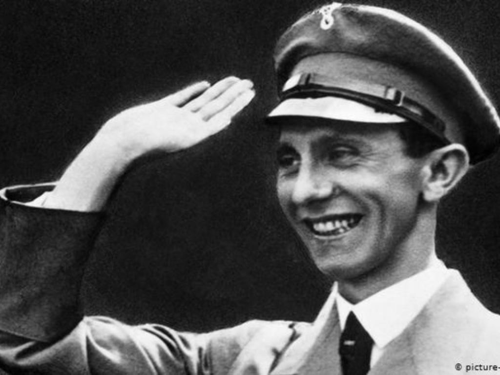 Joseph Goebbels (1897-1945) Como ministro da Propaganda, antissemita, Joseph Goebbels cuidou para que a mensagem nazista unificada chegasse a cada cidadão. Ele sufocou a liberdade de imprensa, controlou mídia, artes e informação, e impeliu Hitler a declarar guerra total. Goebbels e esposa cometeram suicídio ao fim da Segunda Guerra, após envenenar seus seis filhos