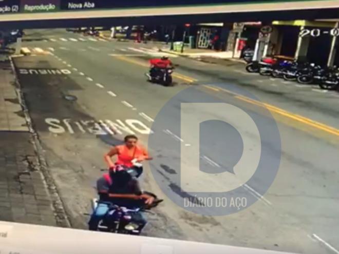 O momento que a mulher foge com o motociclista