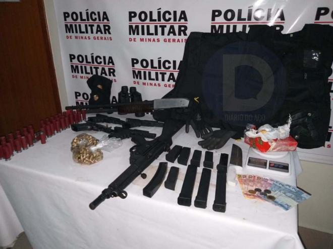 Entre os produtos apreendidos estão armas com alto poder de fogo, munição e uma barra de maconha 