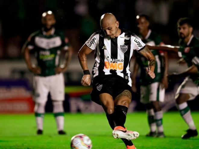 Fábio Santos converteu o pênalti