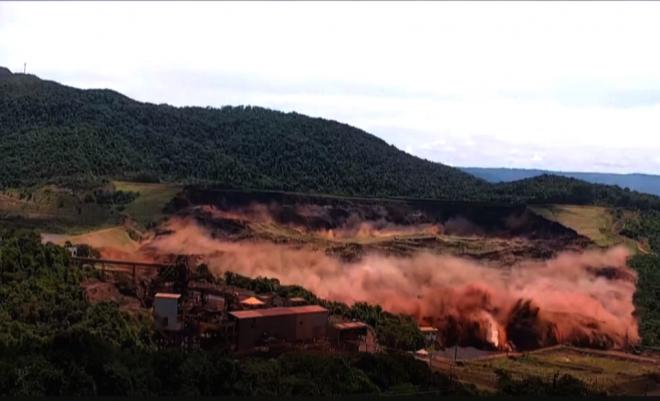 Momento do rompimento da barragem: catástrofe fez 270 vítimas, das quais, 11 ainda estão desaparecidas em meio à lama