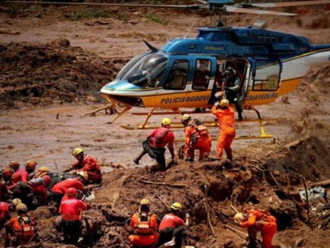 Equipe do Corpo de Bombeiros, nos momentos seguintes à ocorrência da catástrofe da mineração em Brumadinho 