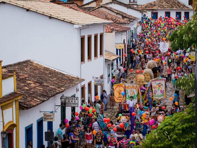 O Cortejo da Arte leva o povo e dezenas de grupos às ruas da histórica cidade