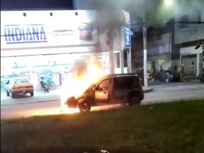 Motorista percebeu que veículo pegava fogo e saiu sem ferimentos do Fiat Uno 