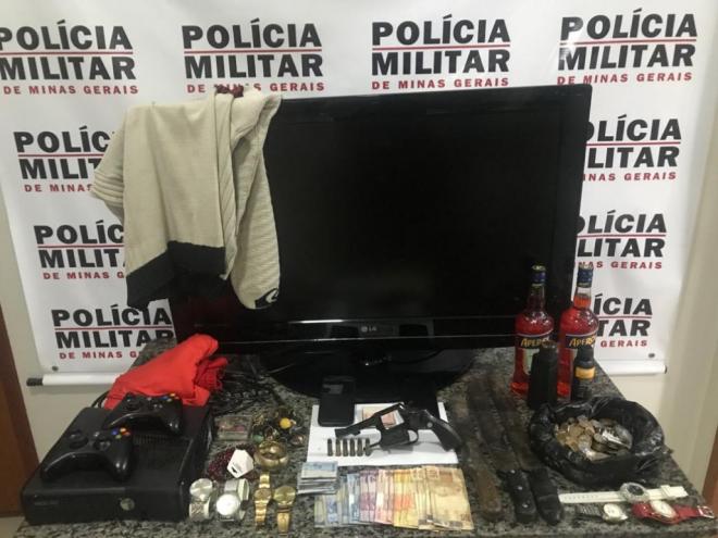 Quadrilha foi cercada na BR-458, na entrada de Ipatinga e no veículo em que fugia foram recuperados bens levados de residência no Porto Seguro 