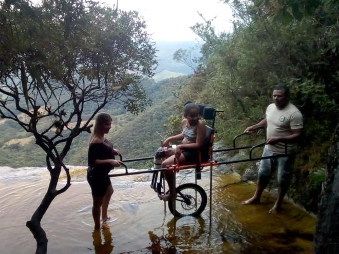 A jovem Tauana realizou um sonho ao chegar na Janela do Céu com apoio dos funcionários do Ibitipoca e de familiares
