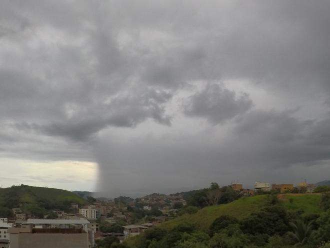 A atuação da Zona de Convergência do Atlântico Sul, intensificada pela formação de um sistema de baixa pressão, deverá produzir volumes de chuva entre 100mm e 150mm