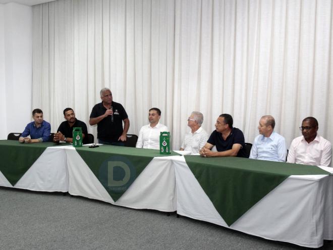 O prefeito Nardyello Rocha (C) e demais convidados compuseram a mesa que deu ?boas vindas? ao elenco do Tigre em 2020