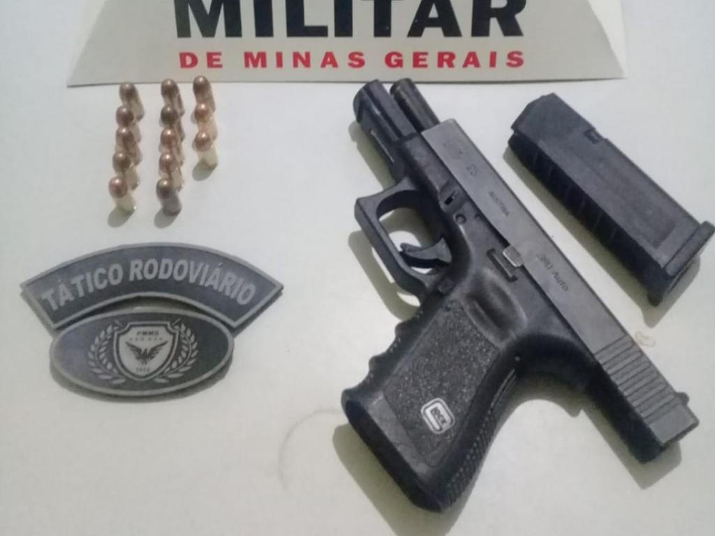 Arma foi encontrada no interior de caminhonete parada no bairro Horto e homem de 61 anos assumiu a posse 