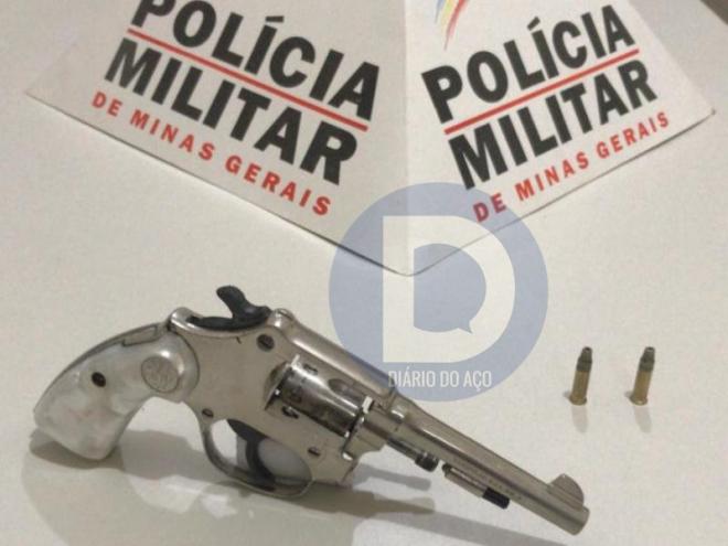 O revólver de calibre 22 estava na cintura do adolescente apreendido