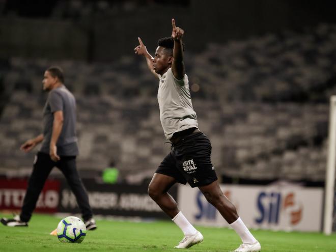 Meia pode estar de saída para clube árabe