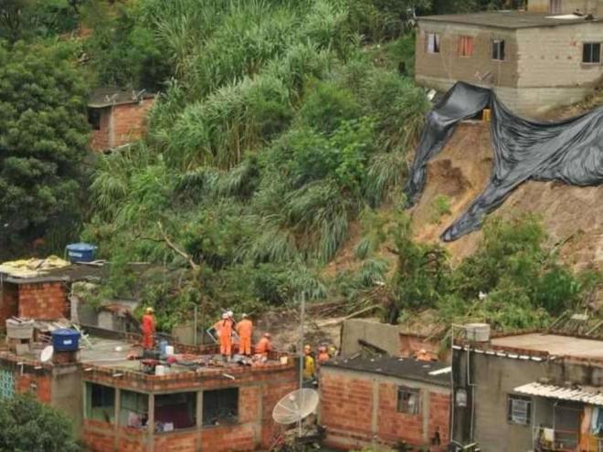 Deslizamento de terra destruiu uma casa em Ibirité, na Região Metropolitana de Belo Horizonte 