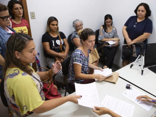 A ação ocorre porque as famílias não conseguem realizar a matrícula dos alunos 