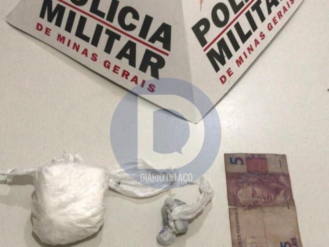 As porções de cocaína e maconha encontradas com o jovem abordado em Timóteo