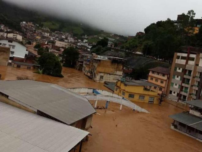 A principal adutora que abastece a cidade se rompeu, provocando falhas no abastecimento de água 