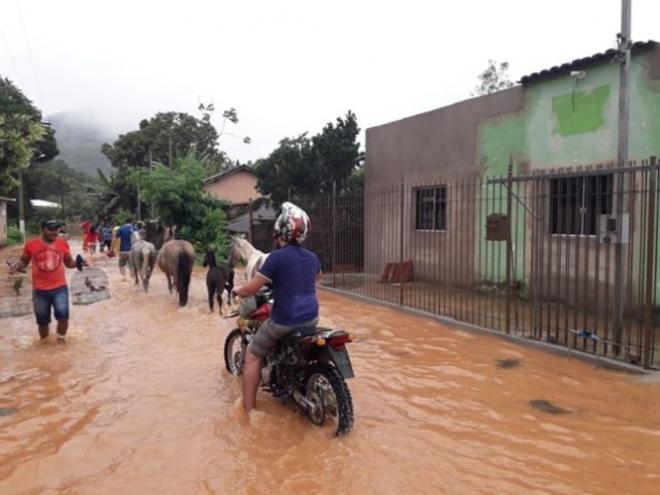 Moradores enfrentam dificuldades com as inundações provocadas pela chuva
