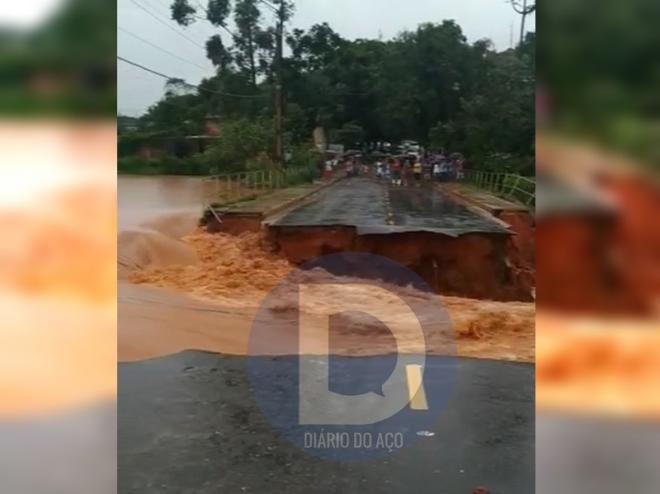 O trecho do acesso, que também é chamado de ponte do Vale Verde, cedeu e foi levado pela correnteza