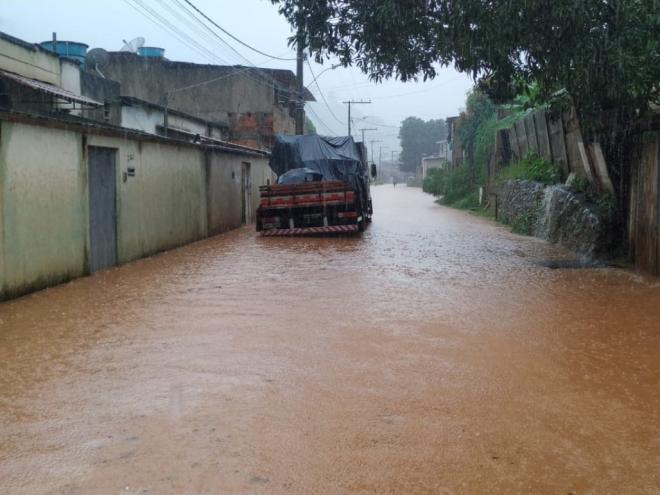 A chuva que cai desde quinta-feira vem gerando muitos transtornos em Timóteo