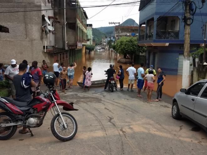 Na avenida Minas Gerais, moradores conferem os estragos causados pela chuva