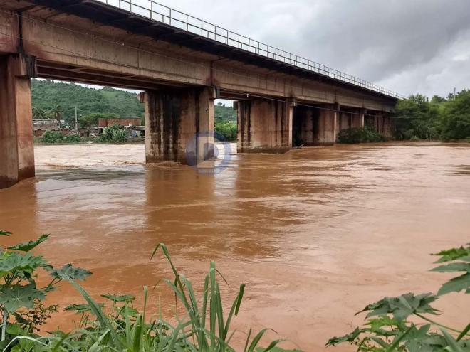 Cheia do rio Piracicaba, no bairro Mangueiras, na manhã de domingo (26)