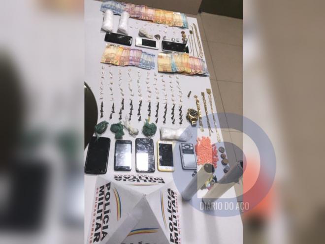 Cocaína, crack e maconha apreendidos durante a operação policial no Vila Celeste