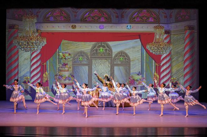 Alunos e alunas participam de coreografias especiais