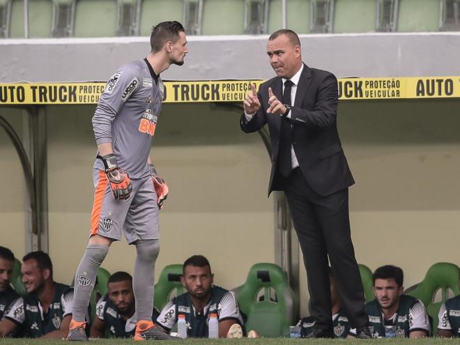 Treinador passa instruções para o goleiro Michael