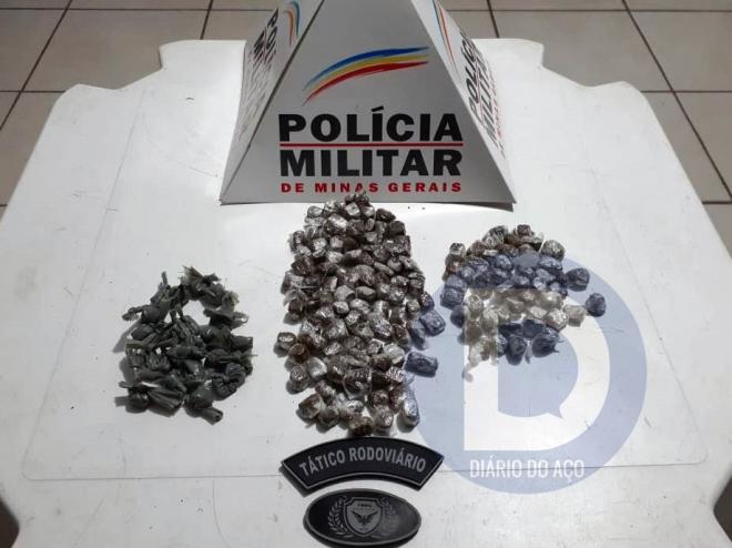 As porções de maconha apreendidas estavam dentro da bermuda do passageiro da moto