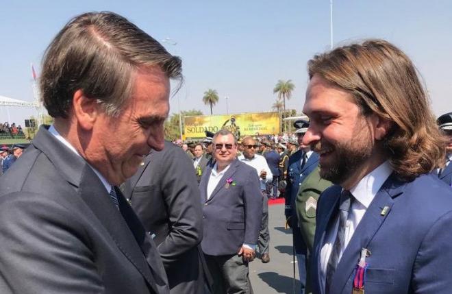 Foto publicada por Santini em sua conta do Twitter, em agosto de 2019, quando ele recebeu do presidente a medalha do Pacificador
