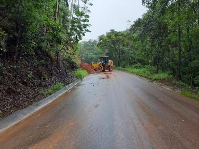 Empresa está reparando as estradas danificadas em seus terrenos