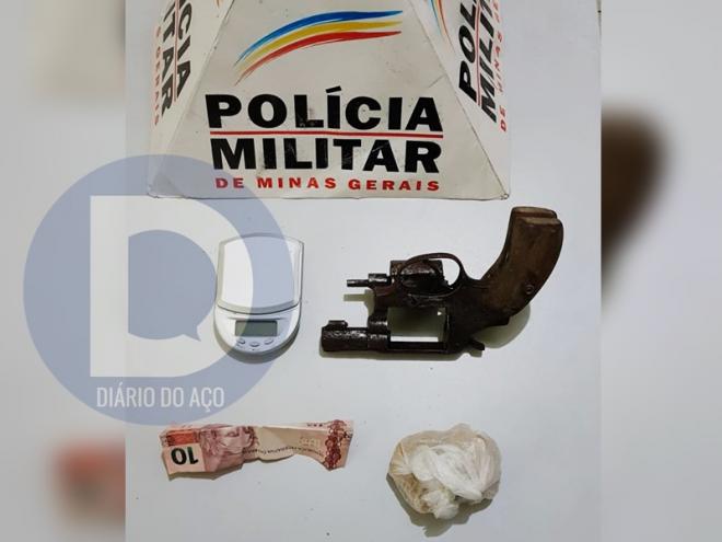 Um revólver calibre 32 foi apreendido com porção de crack