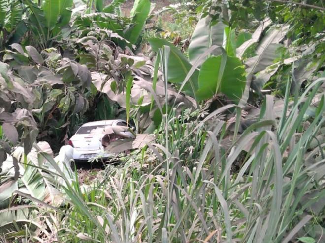 O carro da vítima foi encontrado no meio de um matagal à margem da estrada da Bemisa