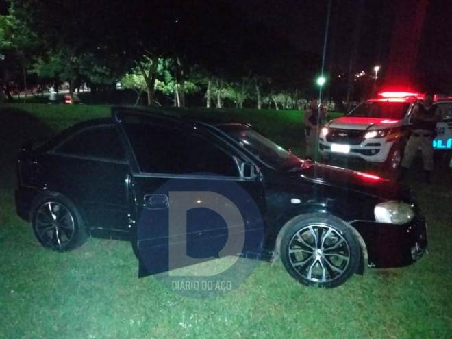 O Astra tomado de assalto foi abandonado ao lado do campo de futebol do bairro Novo Cruzeiro, em Ipatinga