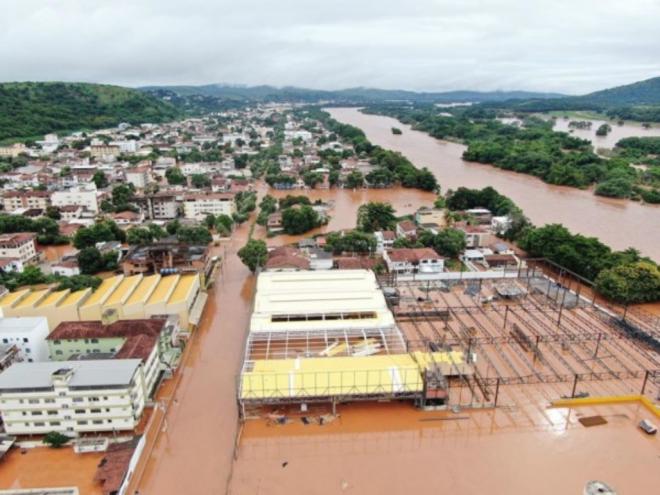 O rio Doce transbordou e inundou ruas de Governador Valadares 
