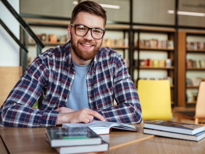Quem pode se candidatar no Fies e P-fies são os estudantes que prestaram o Exame Nacional do Ensino Médio (Enem) a partir de 2010, com média aritmética das notas nas provas igual ou superior a 450 pontos e nota superior a 0 na redação