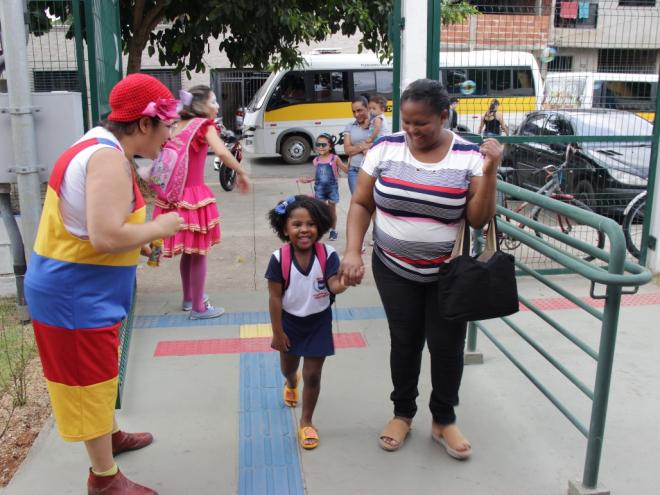 Com o sorriso característico da felicidade infantil, menina chega para o primeiro dia de aula em 2020 