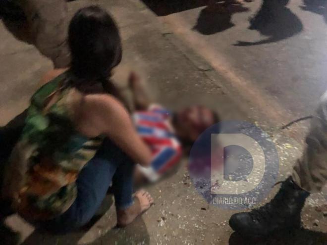 Jovem foi ferido no olho direito com um tiro de arma de fogo, aguarda a chegada do resgate do Samu, 