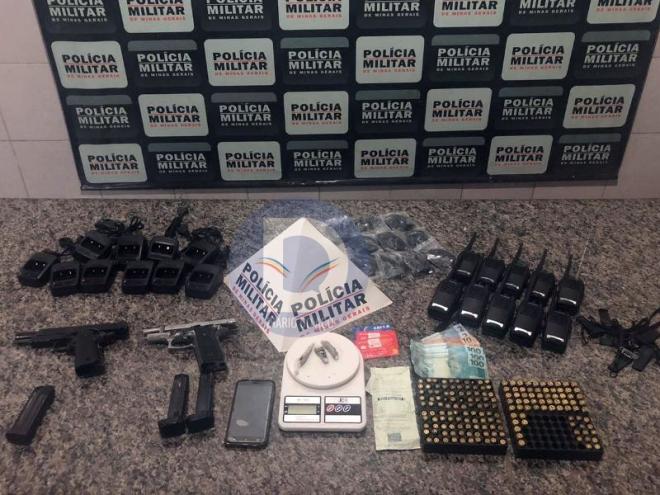 Além do celular furtado encontrado com a passageira, os PMs encontraram duas armas, munição e rádios-transmissores