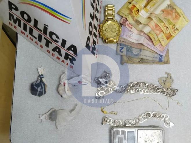 O material recolhido pela Polícia Militar depois da abordagem ao menor infrator