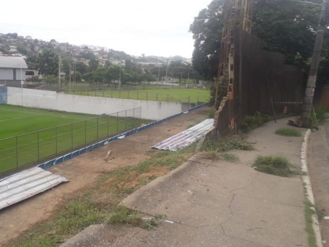 Grande parte do muro veio abaixo há alguns anos e agora a campanha visa à reconstrução para liberar uma importante praça esportiva de Ipatinga