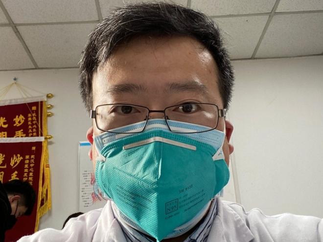 Li Wenliang morreu ontem (6) vítima do vírus para o qual alertou os colegas de profissão, em um grupo online